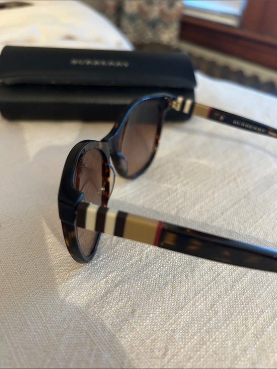 Burberry Tortoiseshell Cat-Eye Sunglasses with Brown Lenses
